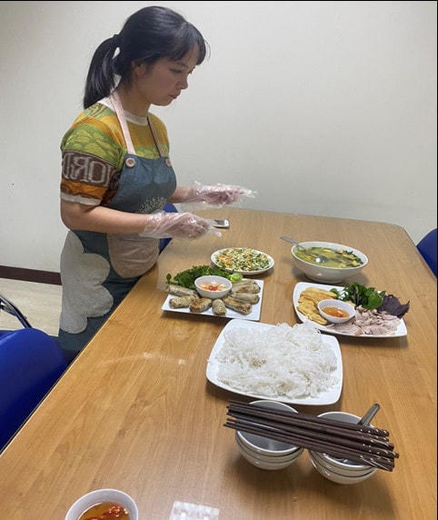 Chị Hường chuẩn bị bữa ăn cho CBCNV.