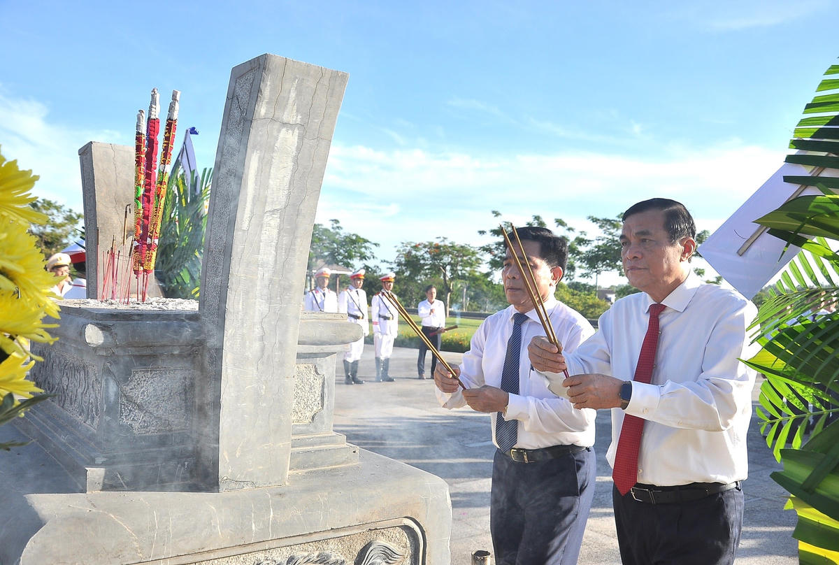 Lãnh đạo tỉnh Quảng Nam dâng hương tại Tượng đài Mẹ VNAH.