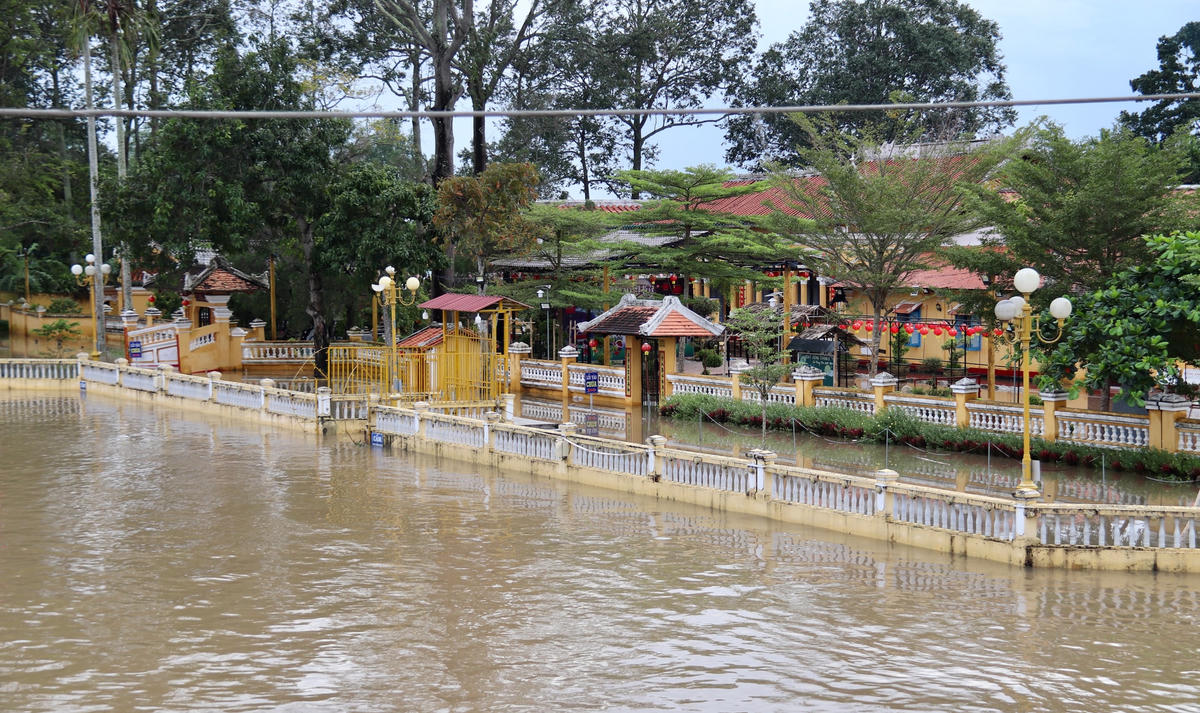 Nước từ sông Bình Thuỷ tràn vào phía trước di tích Chùa Nam Nhã Đường (quận Bình Thuỷ)