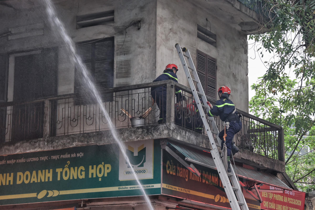 Lực lượng chức năng tiến hành giải cứu thành công 1 nạn nhân khác đang mắc kẹt tại tầng 2 tòa nhà bị cháy.