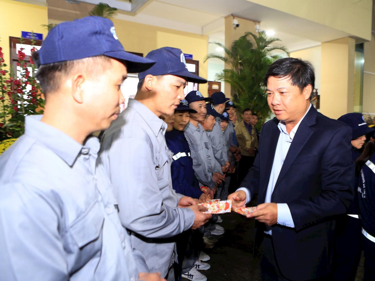 Bí thư Tỉnh ủy Quảng Nam Lương Nguyễn Minh Triết tặng quà cho công nhân vệ sinh môi trường.