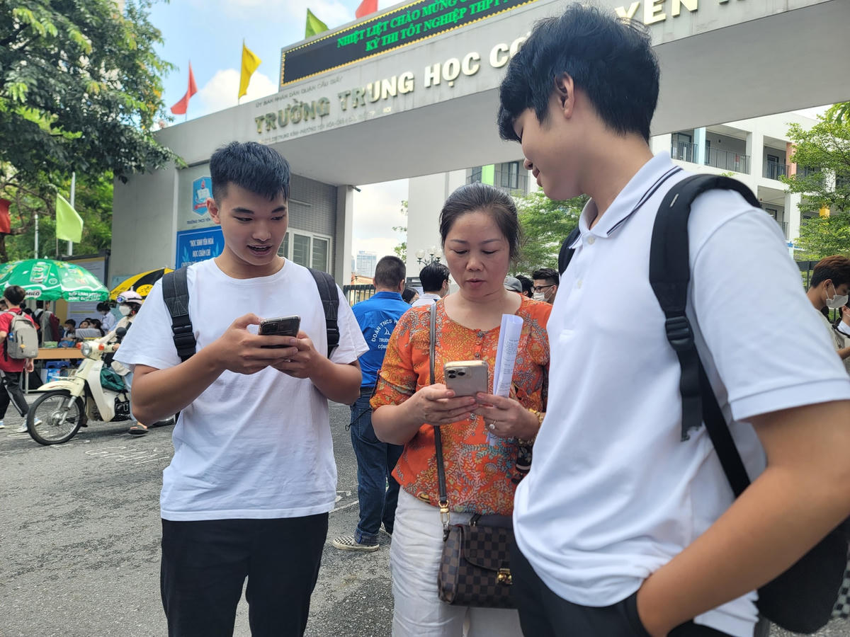 Hà Nội: Thí sinh hớn hở 'khoe' làm được bài trong môn thi đầu tiên