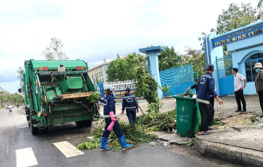 Công nhân thu dọn cây cối ngã đổ trên đường Hùng Vương, TP Tam Kỳ.