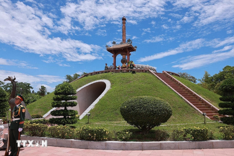 Đài tưởng niệm Thành cổ Quảng Trị. (Ảnh: Dương Giang/TTXVN)