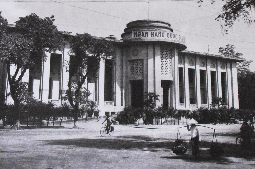 Phía trước Ngân hàng Quốc gia.  