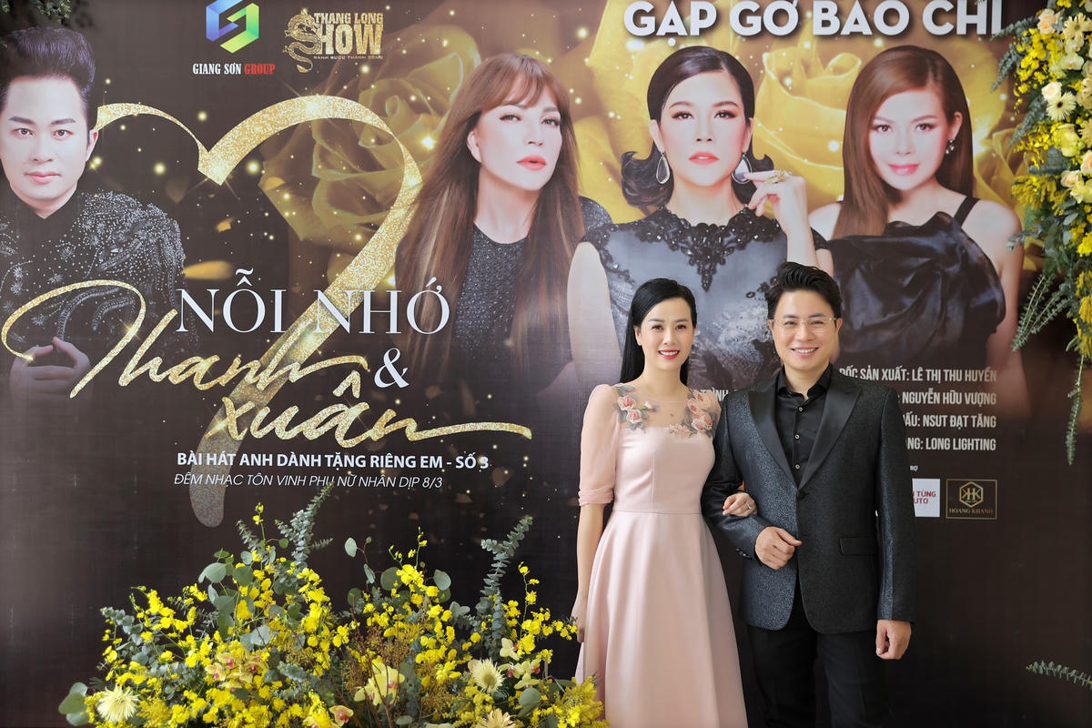 Dẫn chương trình liveshow là MC Lê Anh.