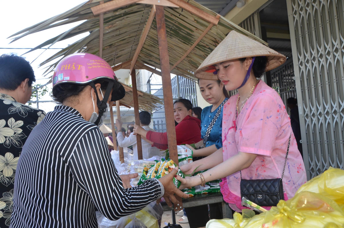 Gian hàng của Huỳnh Phụng đem đến phiên chờ 10 thùng mỳ, 80 kg cam, gạo và đường đều bán sạch.