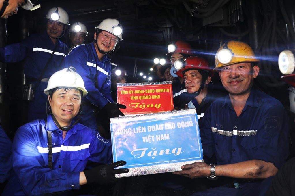 Phó Chủ tịch Tổng LĐLĐ Việt Nam Ngọ Duy Hiểu và Chủ tịch UBND tỉnh Quảng Ninh Cao Tường Huy tặng quà công nhân mỏ làm việc dưới hầm lò sâu 250m. Ảnh: Đỗ Phương.