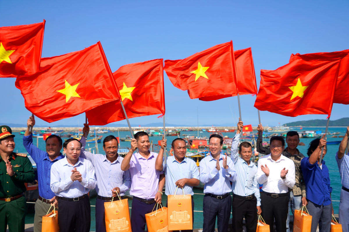 Chủ tịch nước thăm hỏi, tặng quà cho bà con ngư dân tại Khu neo đậu, tránh trú bão thuộc Trung tâm Hậu cần dịch vụ nghề cá huyện đảo Cô Tô.