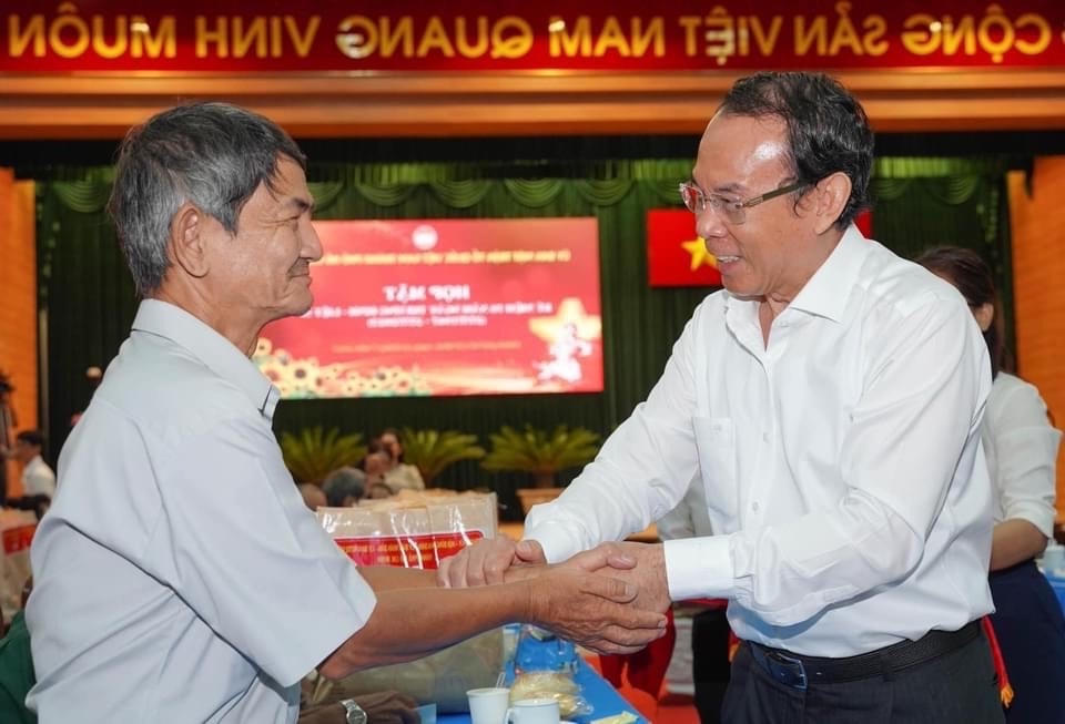 Bí thư Thành ủy Nguyễn Văn Nên trao chia sẻ, động viên các thương binh tại buổi họp mặt kỷ niệm 76 năm ngày thương binh liệt sĩ.