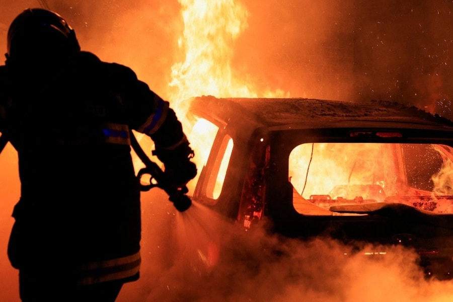 Lính cứu hỏa dập đám cháy do bạo loạn ở ngoại ô Paris, Pháp. Ảnh: Reuters.