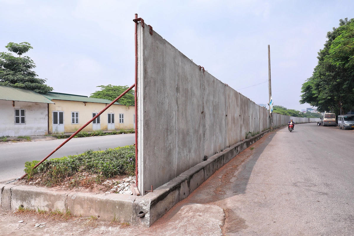 Các lối rẽ đều được bịt kín khiến người dân phải di chuyển rất xa mới có thể sang đường.