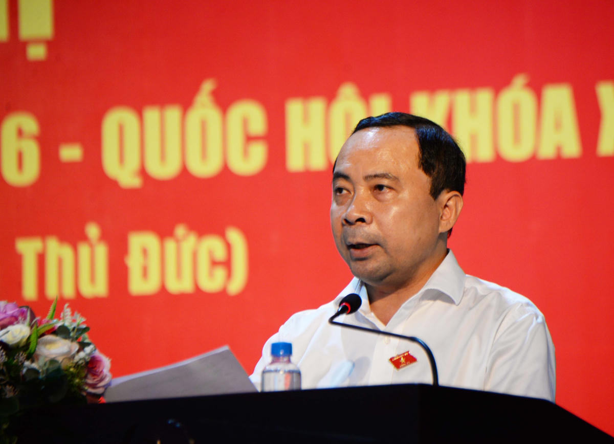 Ông Vũ Hải Quân, Ủy viên Trung ương Đảng, Giám đốc Đại học quốc gia TPHCM, đoàn ĐBQH TP HCM phát biểu tại buổi tiếp xúc. 