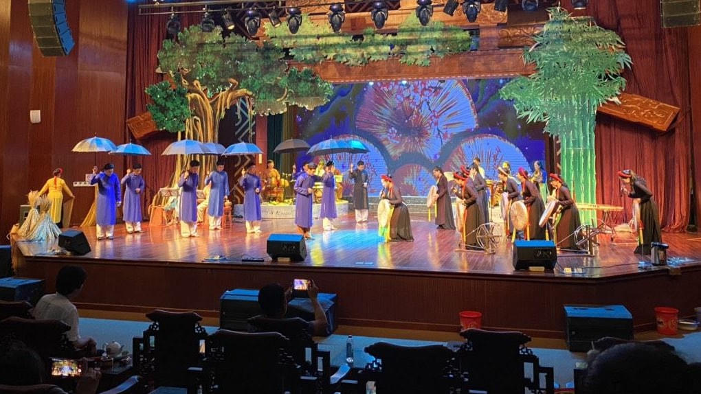 Biểu diễn quan họ bên trong Nhà hát Quan họ Bắc Ninh.  