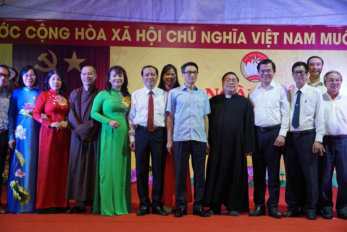 Phó Thủ tướng Chính phủ Vũ Đức Đam chụp hình lưu niệm cùng các đại biểu. Ảnh: Mạnh Thìn. 