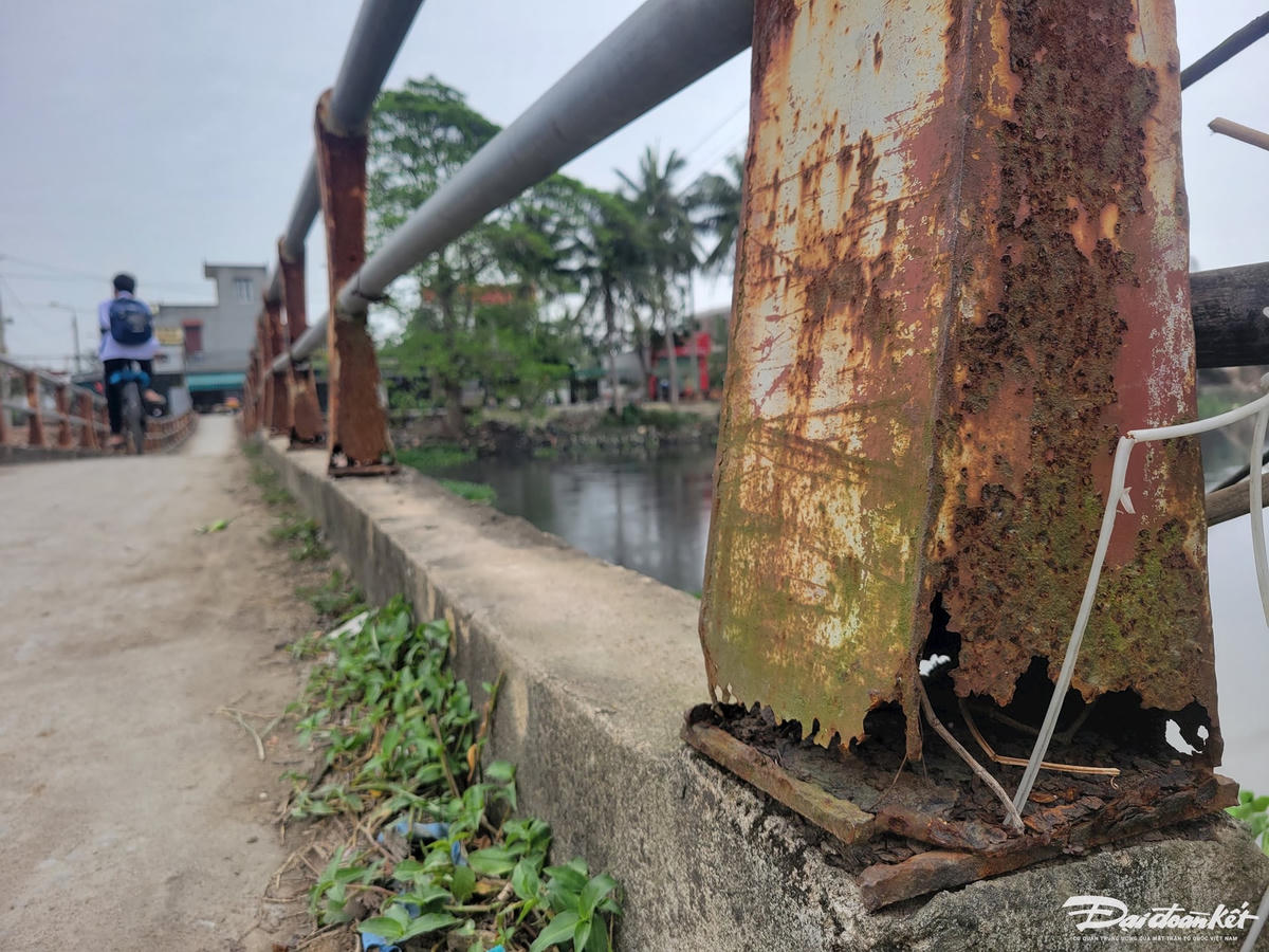 Phần trụ lan can bị hoen gỉ, mất chân, làm giảm khả năng chịu lực và ổn định của toàn bộ hệ thống lan can,