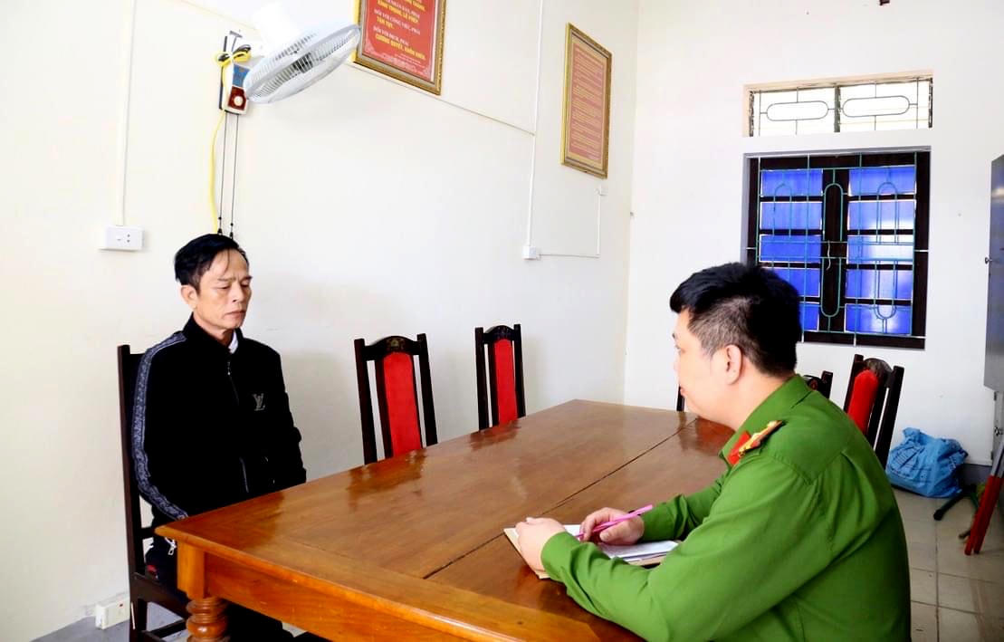 Đối tượng Hồ Thanh Phong tại cơ quan công an.