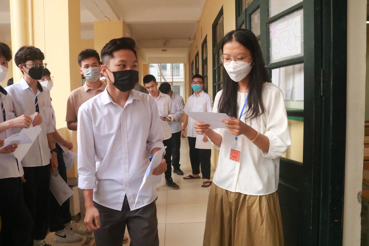 Thí sinh vào phòng thi làm bài thi môn Ngữ văn của Kỳ thi tốt nghiệp THPT năm 2022.