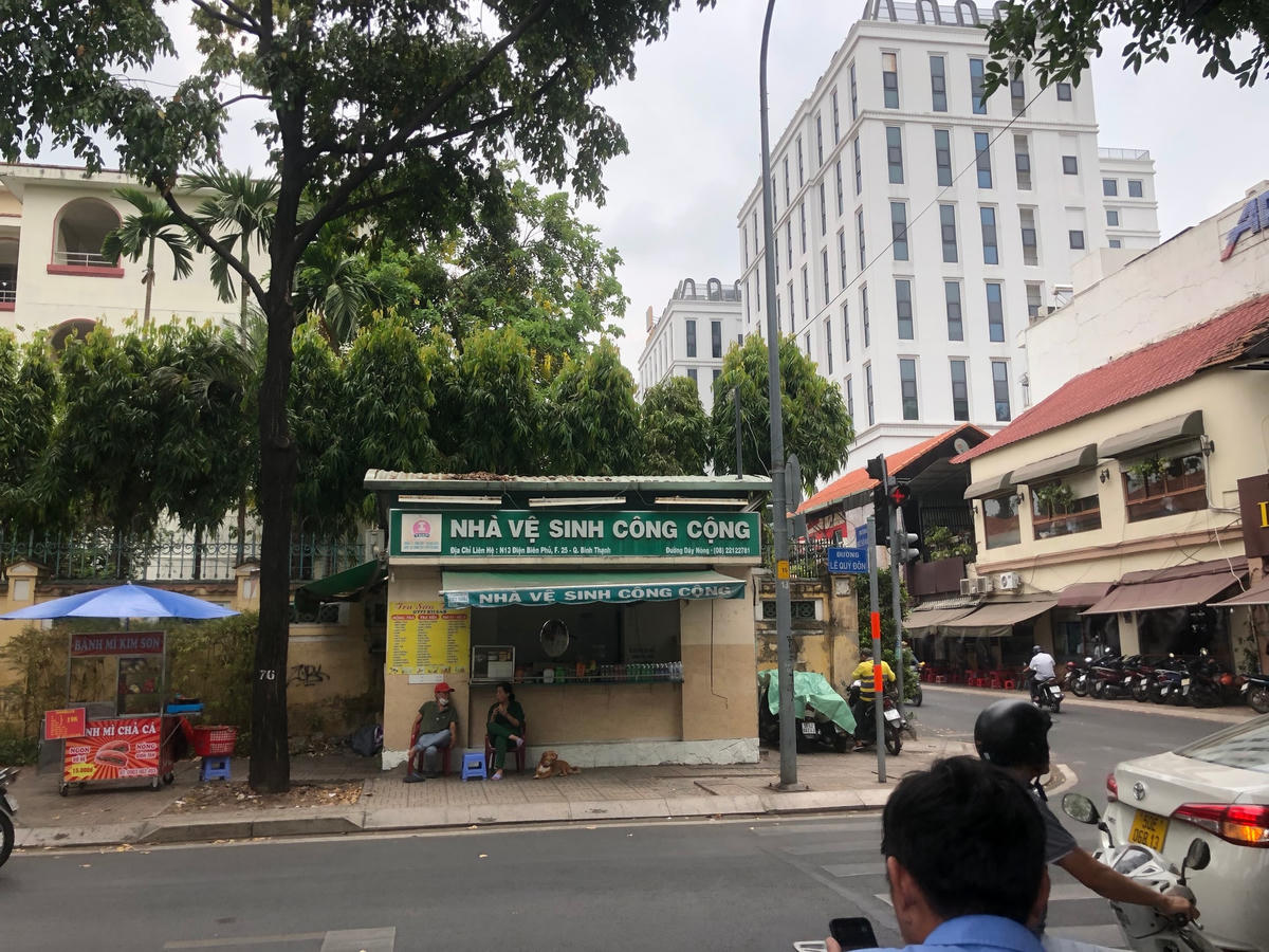 Một nhà vệ sinh công cộng tại giao lộ Lê Quý Đôn - Ngô Thời Nhiệm (quận 3, TPHCM).
