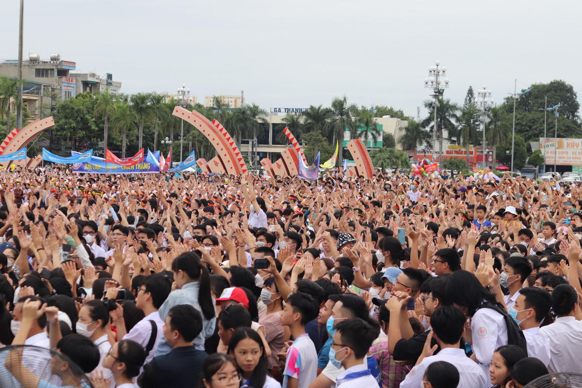 Những tràng pháo tay làm rung chuyển cầu trường sau mỗi câu trả lời của Xuân Mạnh.