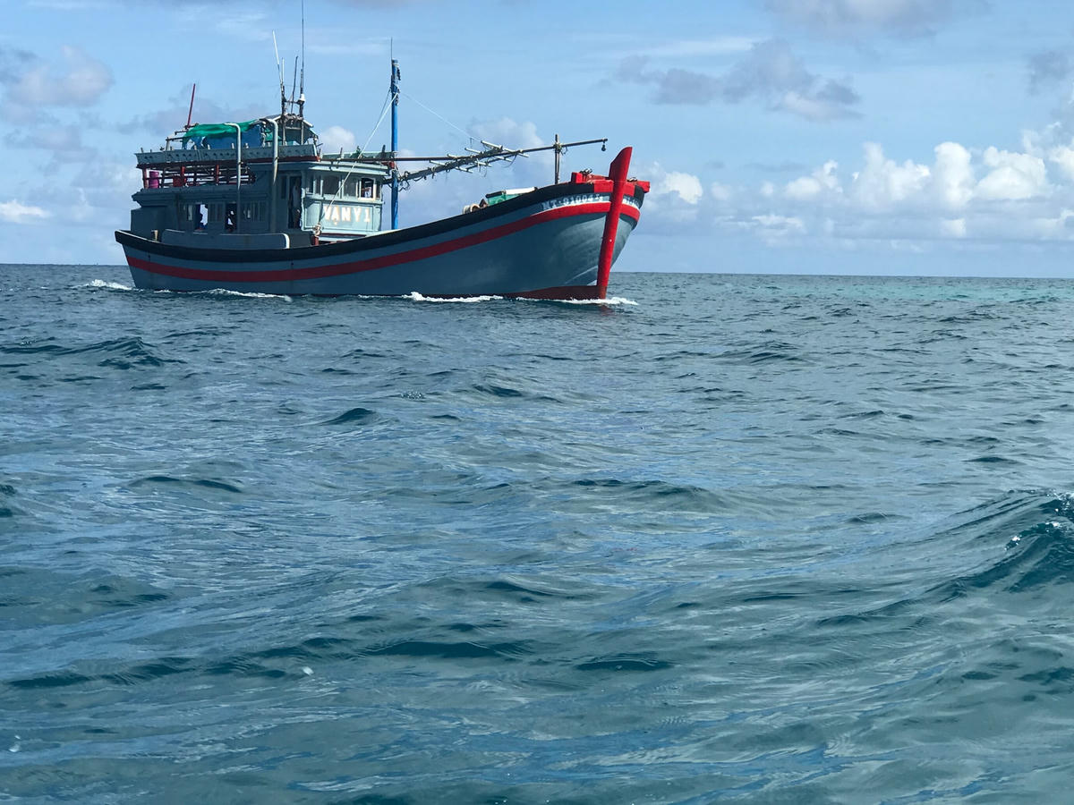 Tàu của ngư dân vươn khơi bám biển.  