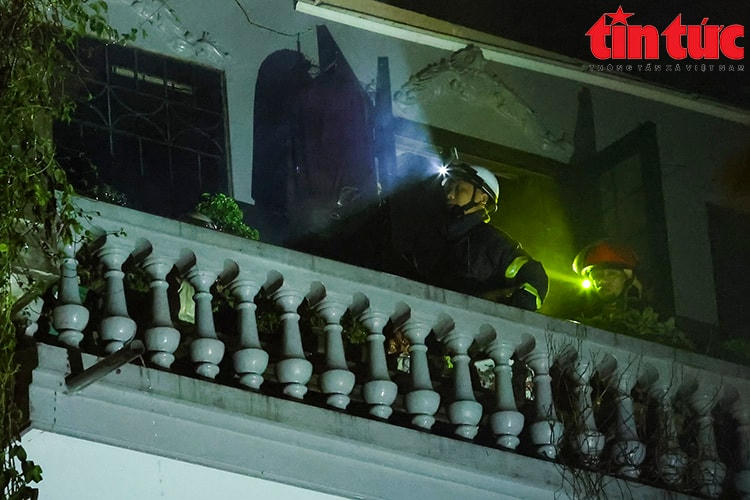 Sau khí đám cháy cơ bản được dập tắt, Lực lượng PCCC tiến hành tìm kiếm người bị nạn.