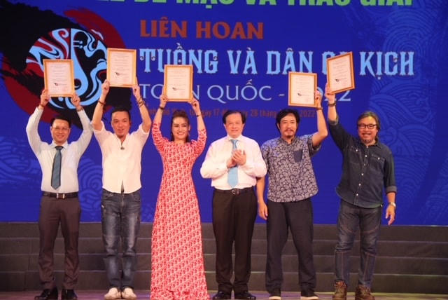 Thứ trưởng Bộ VHTTDL Tạ Quang Đông trao giải cho các thành phần sáng tạo.