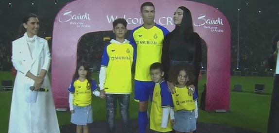 C.Ronlado và gia đình xuất hiện trong trang phục của CLB Al Nassr khi ra mắt hơn 25.000 cổ động viên tại sân vận động.