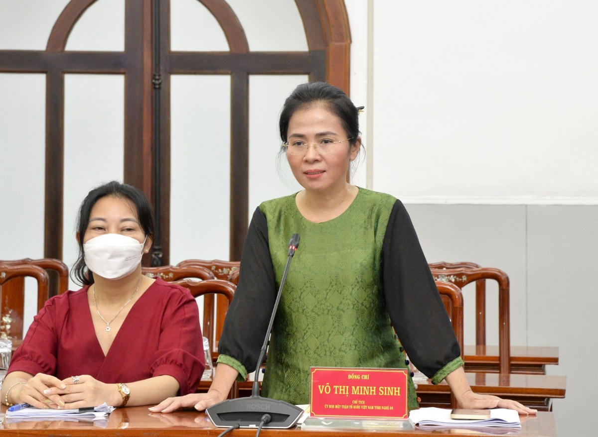Bà Võ Thị Minh Sinh, Chủ tịch Ủy ban MTTQ Việt Nam tỉnh Nghệ An phát biểu tại Hội nghị.