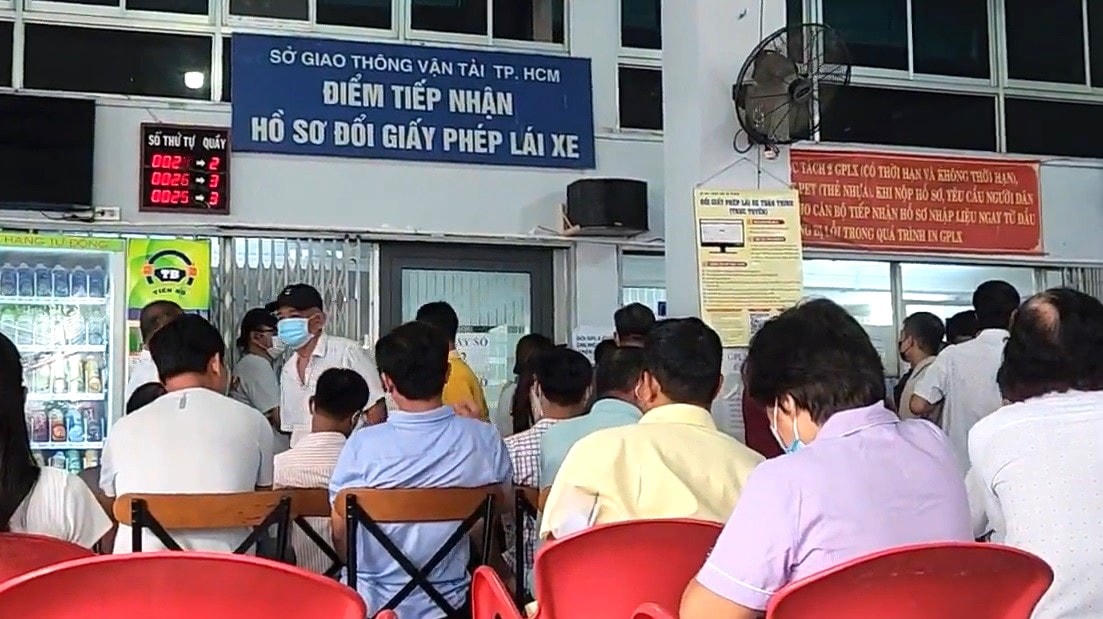 Người dân đến thực hiện hồ sơ, thủ tục cấp đổi giấy phép lái xe tại quận Tân Phú, TPHCM. Ảnh: Hồng Phúc.