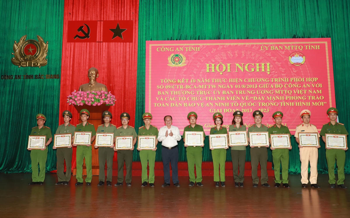 Ông Trần Công Thắng trao Bằng khen của Ủy ban MTTQ tỉnh Bắc Giang cho các tập thể có thành tích xuất sắc trong việc thực hiện Chương trình phối hợp số 09.