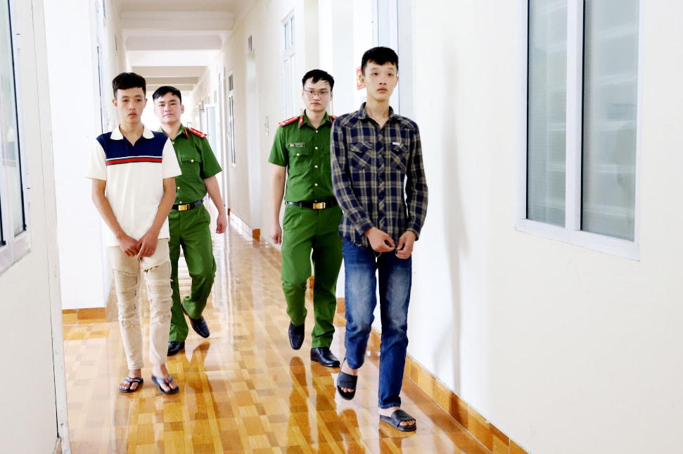 Cơ quan công an bắt giữ hai anh em ruột về tội cướp tài sản.