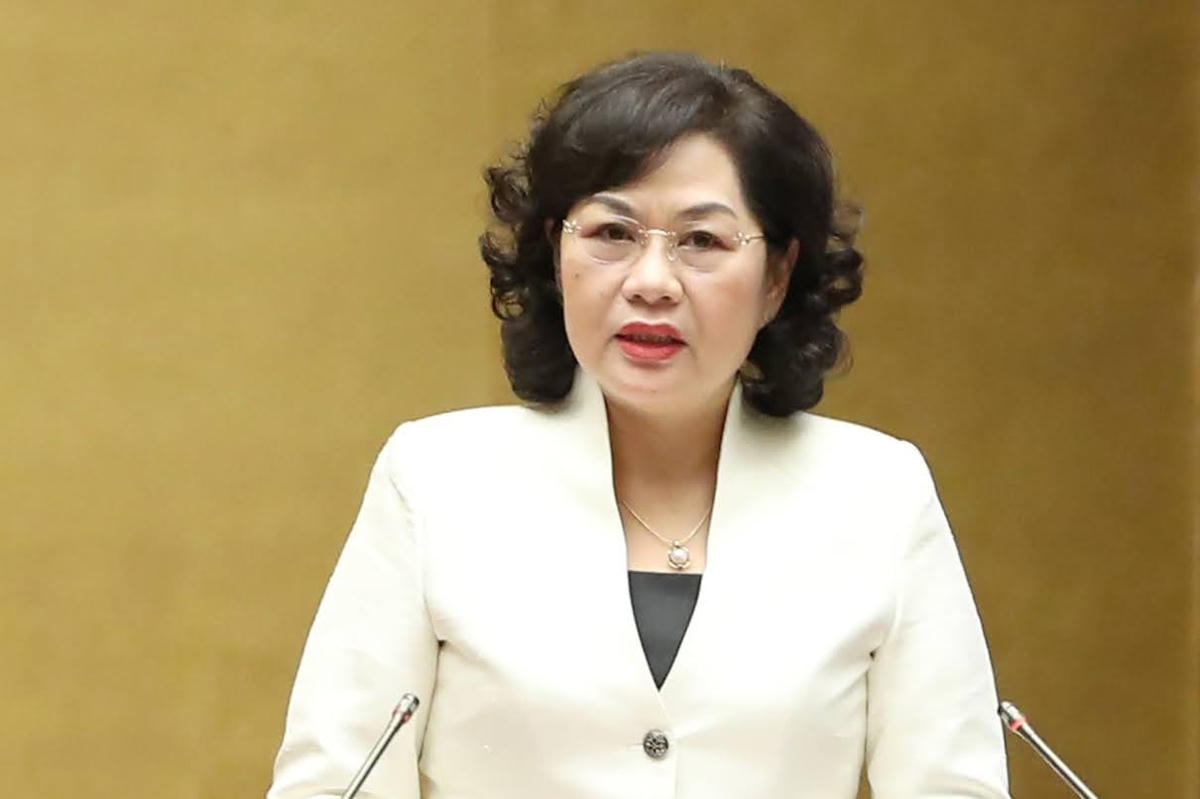 Thống đốc Ngân hàng Nhà nước Việt Nam Nguyễn Thị Hồng trình bày Tờ trình.