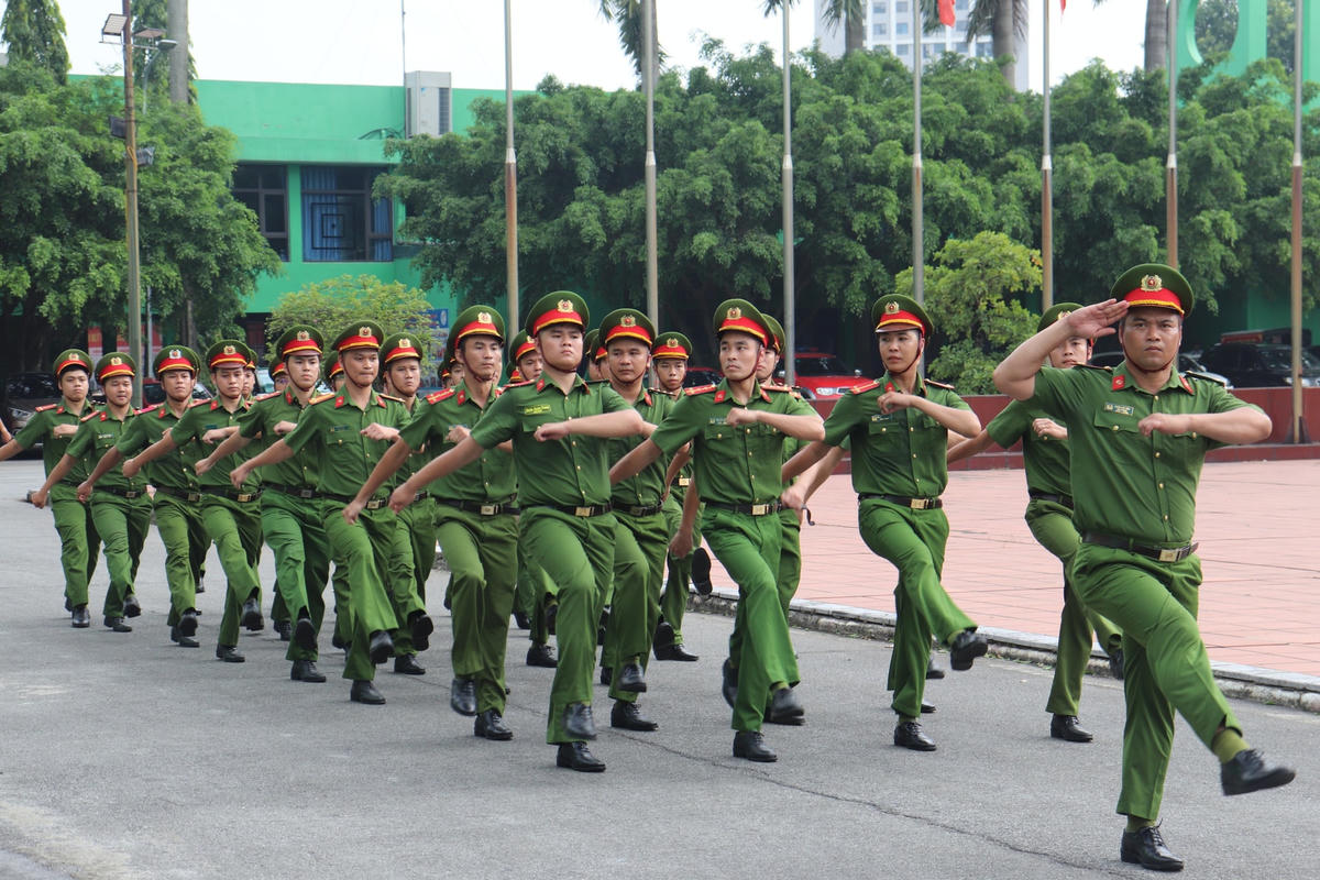 Các đơn vị nghiệp vụ Công an quận Nam Từ Liêm thực hiện điều lệnh trong đợt tập huấn.