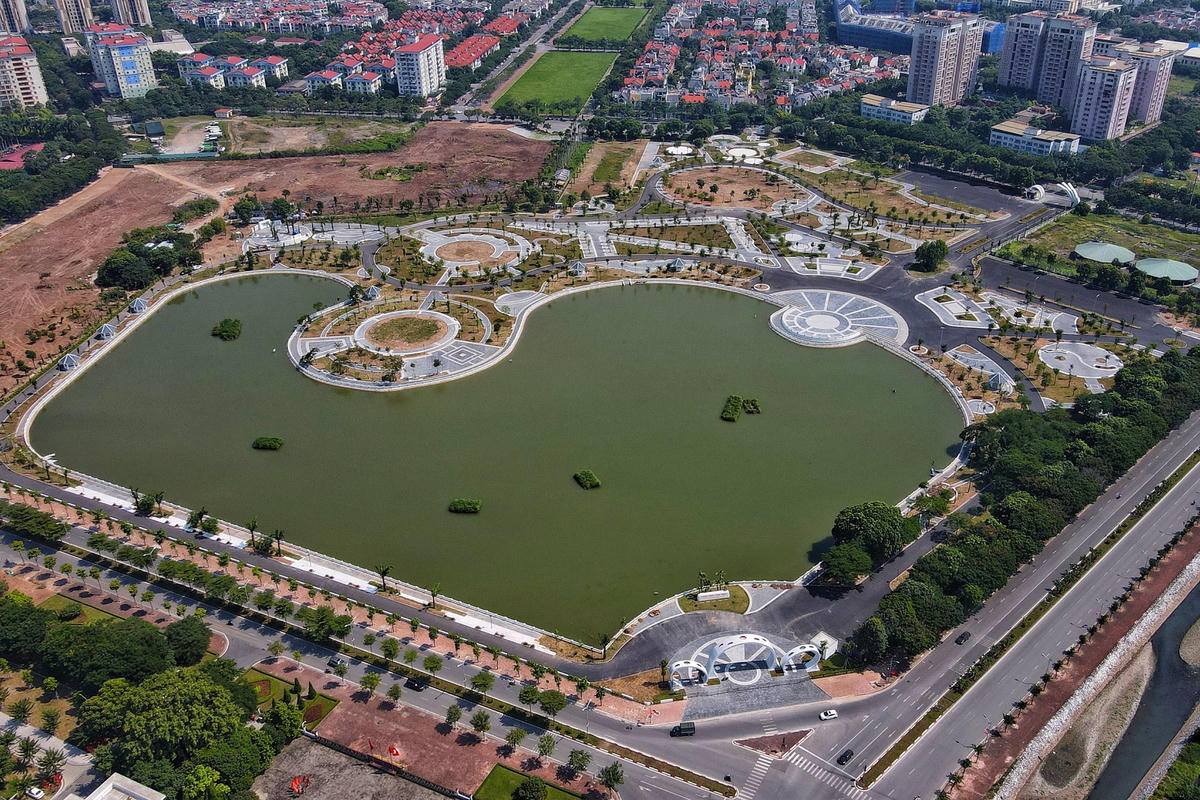 Cách công viên Ngọc Thụy không xa là công viên Long Biên (Việt Hưng), nằm trên phố Đoàn Khuê - Vạn Hạnh, trước trụ sở hành chính quận Long Biên cũng chuẩn bị hoàn thành việc cải tạo đưa vào phục vụ người dân.