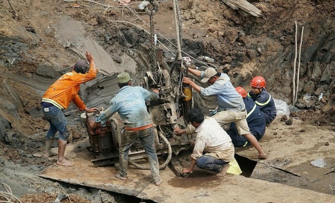 Thiết bị giúp nhổ cọc bê tông được đưa vào hiện trường. Ảnh: Ngọc Tài. Nguồn: Vnexpress.