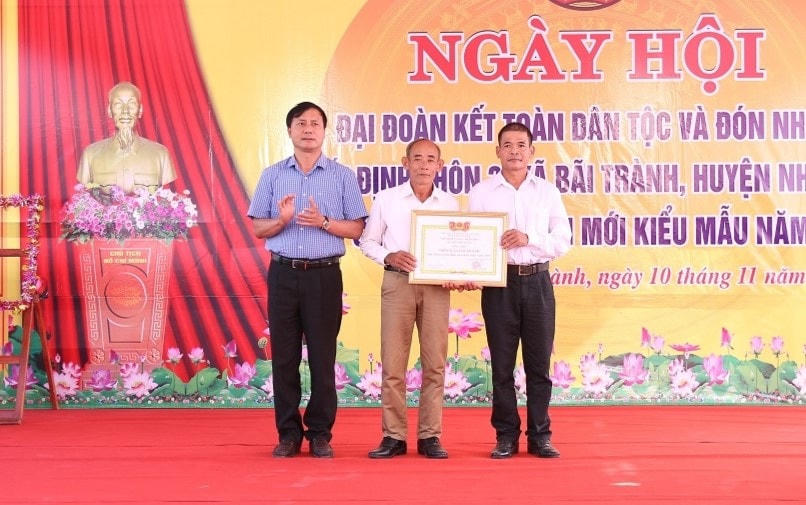 Đại diện KDC thôn 3 đón nhận bằng công nhận đạt chuẩn NTM kiểu mẫu.  