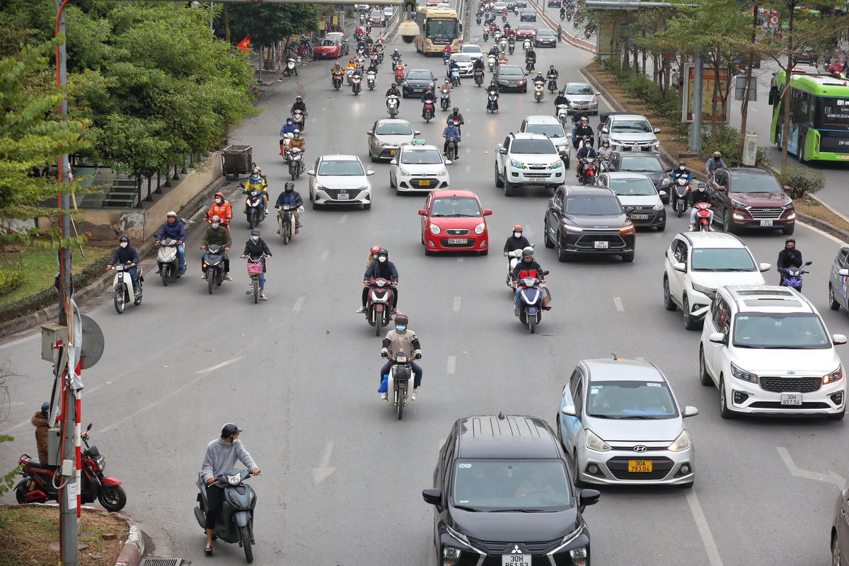 Các phương tiện di chuyển dễ dàng trên đường Láng.