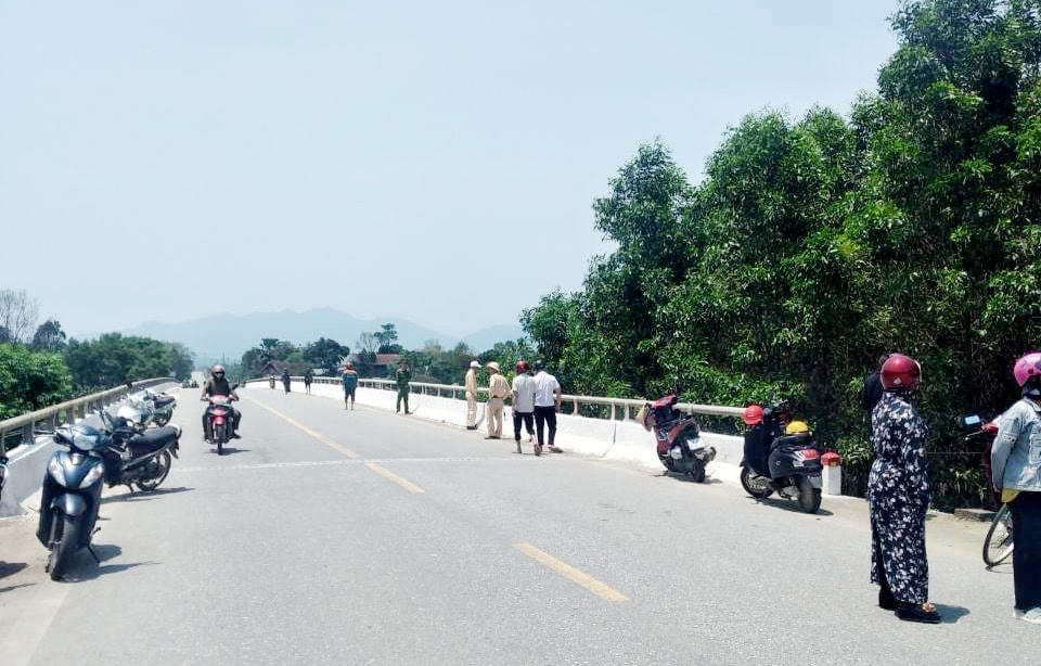 Người dân phát hiện xe đạp điện ở trên cầu nên báo cơ quan chức năng.