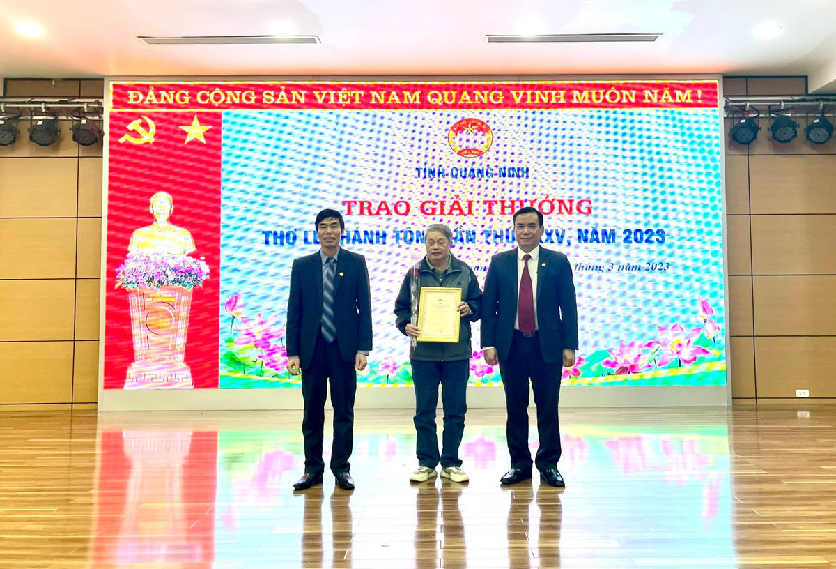 Giải cao nhất của giải thơ Lê Thánh Tông năm nay được trao cho ác phẩm "Soóng cọ chờ mong" của tác giả Cấn Đình Loan, đến từ CLB thơ Tiên Yên.