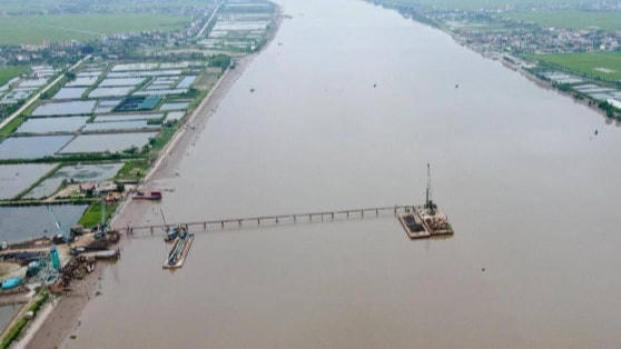 Nhằm tranh thủ nguồn vốn hỗ trợ từ Chương trình phục hồi và phát triển KT-XH, Bộ GTVT đề xuất triển khai dự án cầu vượt sông Đáy theo phương án độc lập. Ảnh minh họa.