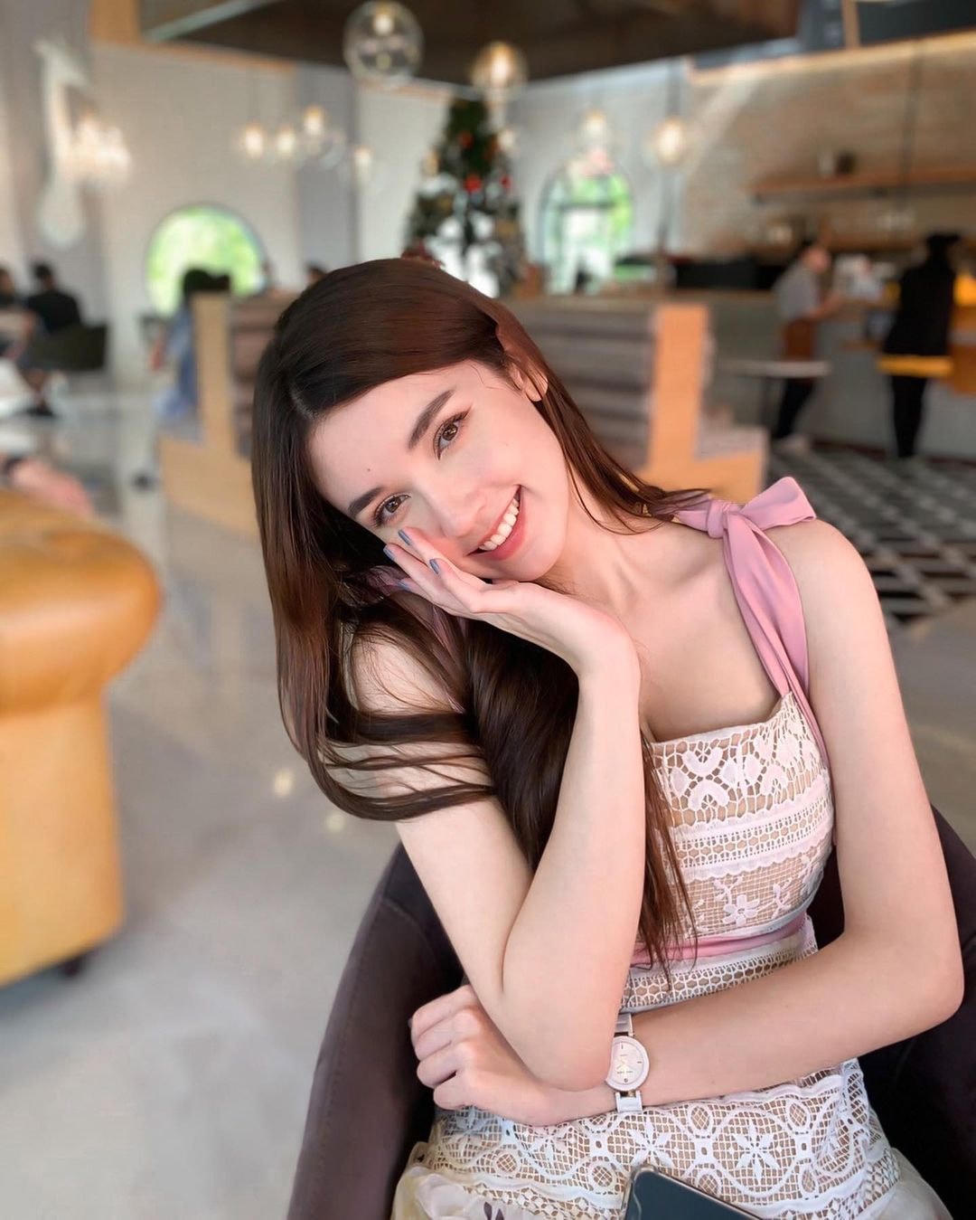 Xuyên suốt cuộc thi Hoa hậu Thái Lan lần thứ 54, Arabella Sitanan Gregory để lại dấu ấn nhờ kỹ năng catwalk ổn định, ứng xử lưu loát, giao tiếp nhanh nhạy.
