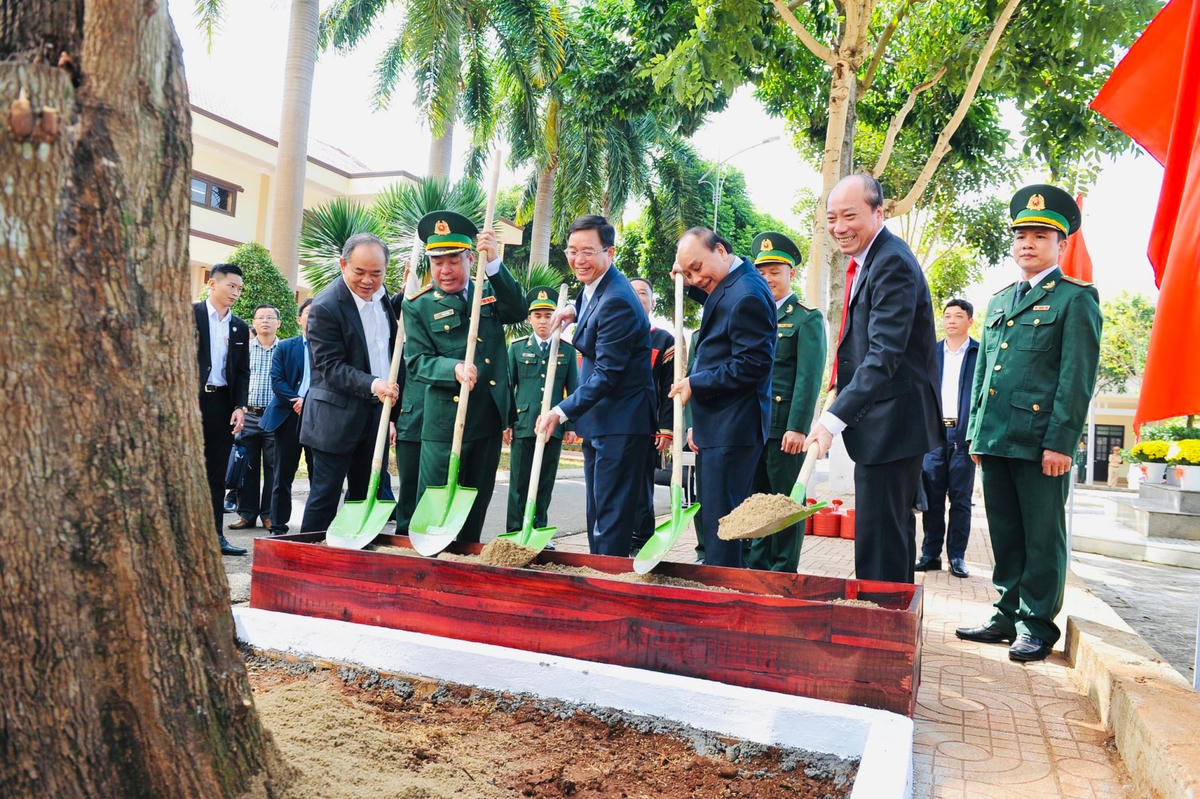 Chủ tịch nước Nguyễn Xuân Phúc và lãnh đạo Trung ương, địa phương trồng cây lưu niệm trong khuôn viên Bộ Chỉ huy BĐBP tỉnh.