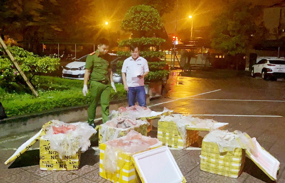 Lực lượng chức năng phát hiện 6 thùng xốp chứa nội tạng không rõ nguồn gốc. 