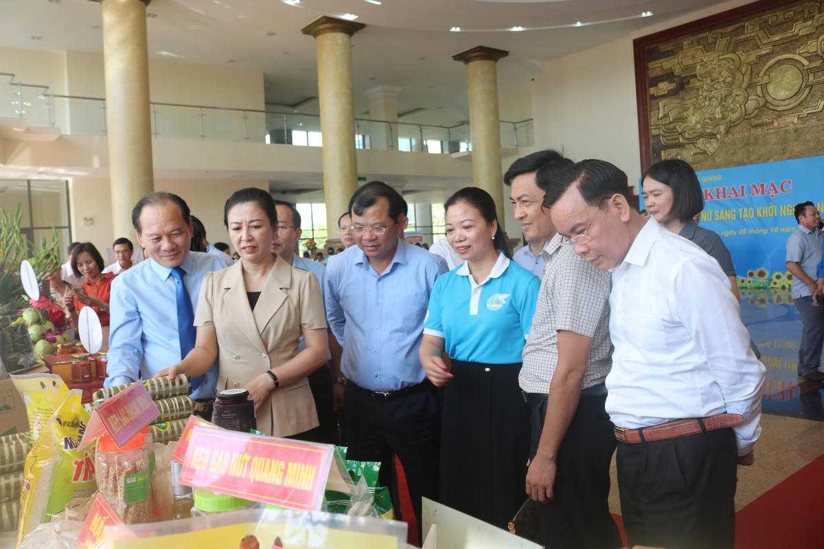 Lãnh đạo tỉnh Bắc Giang tham quan các gian trưng bày, giới thiệu các sản phẩm OCOP, sản phẩm đặc trưng, các sản phẩm tiềm năng của tỉnh.