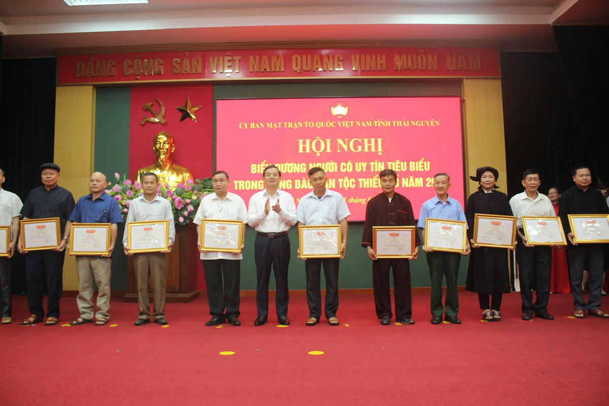 Ông Phạm Hoàng Sơn, Phó Bí thư Thường trực Tỉnh uỷ, Chủ tịch HĐND tỉnh Thái Nguyên  trao Bằng khen cho các đại biểu là người có uy tín tiêu biểu trong đồng bào DTTS.