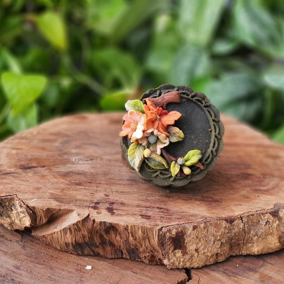 Chị Dung (32 tuổi) chủ cửa hàng bánh Trung thu Handmade Canna, ở Hà Nội chia sẻ: "Nắm bắt được tâm lý của khách hàng ngày càng thích sự mới lạ cho nên tôi đã đẩy mạnh sự đa dạng, sáng tạo trong từng chiếc bánh nhằm để thu hút hơn, không chỉ biến tấu về mẫu mã mà còn cả nhân bánh, vị bánh đều được làm theo yêu cầu của khách hàng". Ảnh: Thảo Nhiên.