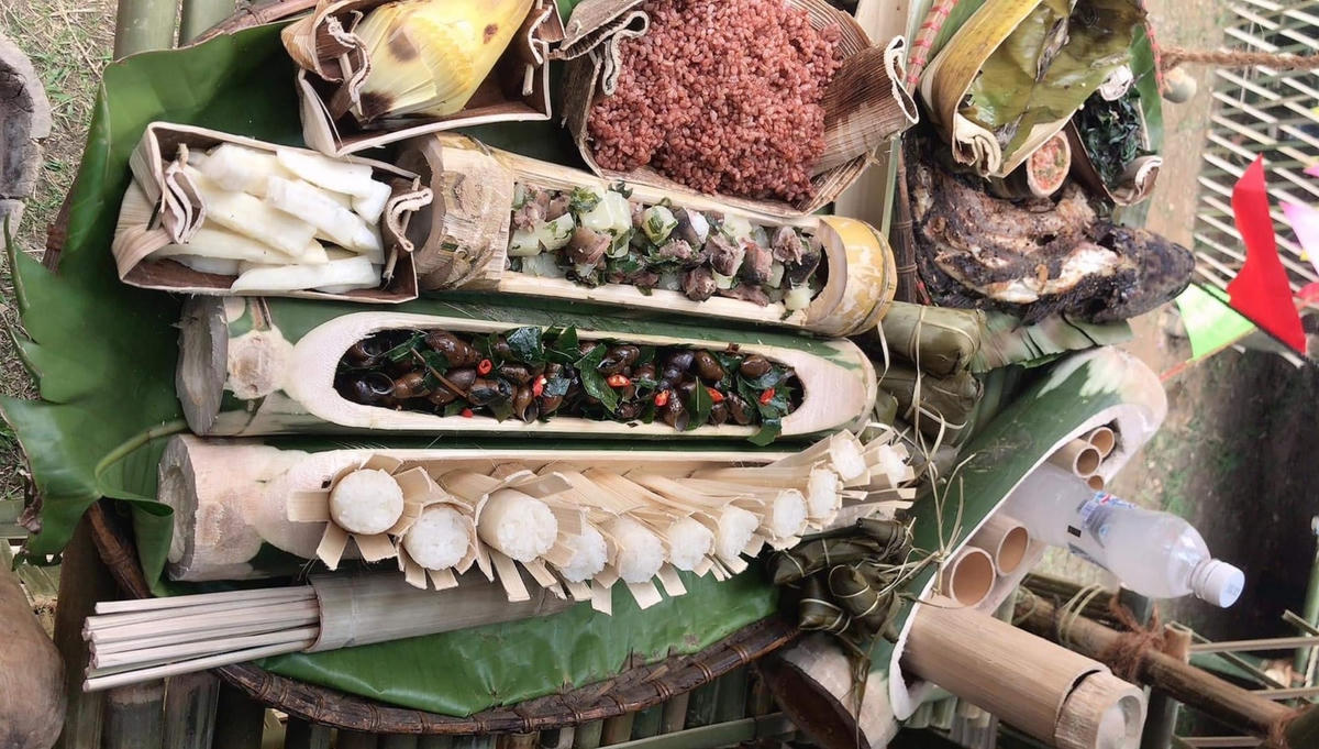 Ốc xào, gạo đỏ, sắn luộc và cơm lam trong ống nứa.