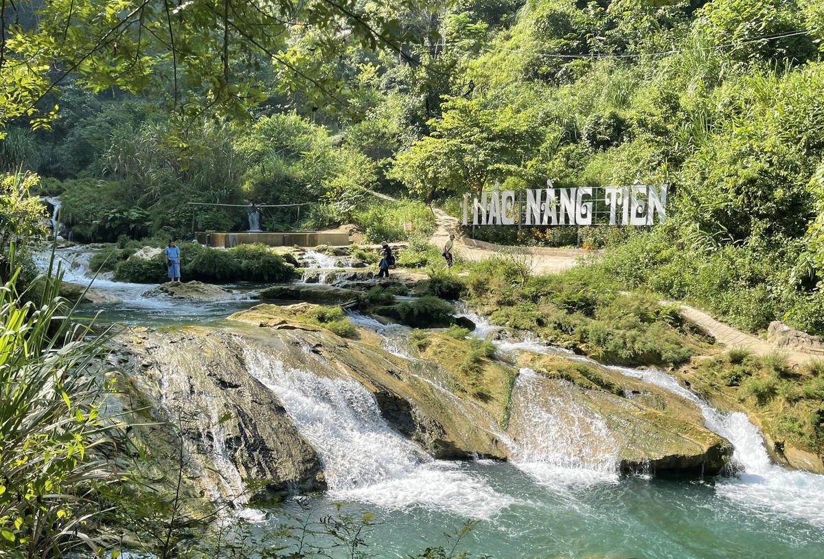 Thác Nàng Tiên thuộc địa phận bản Nà Chá, xã Chiềng Khoa cách thị trấn Vân Hồ khoảng 17 km.