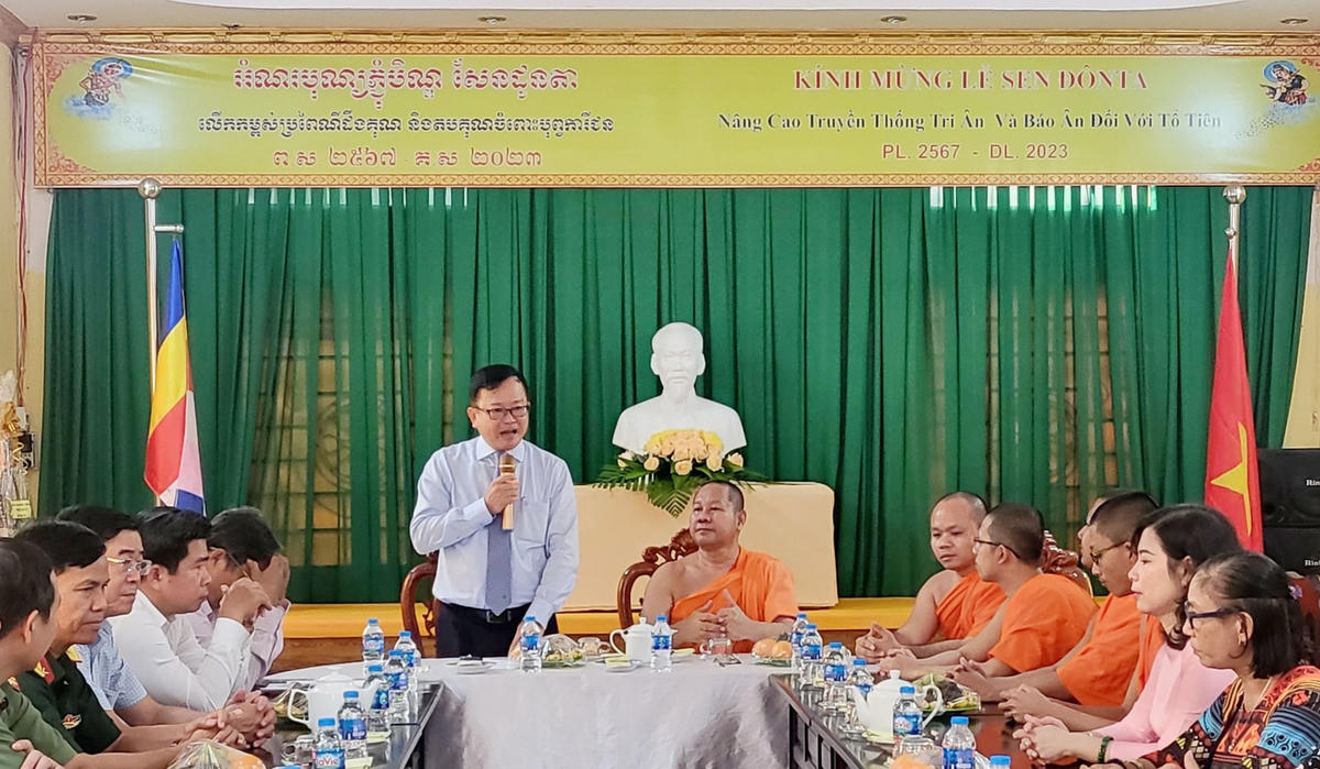 Chủ tịch Uỷ ban MTTQ TP Cần Thơ Nguyễn Trung Nhân, thăm, chúc mừng lễ Sêne Đôlta tại chùa Munirangsay.